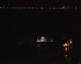Lexus "bơi" Hồ Tây giữa đêm khuya