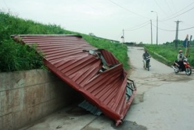 Hà Nội: Lốc xoáy tốc mái hàng chục ngôi nhà