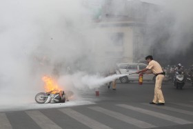 Hà Nội: Xe máy Nouvo cháy trên đường phố