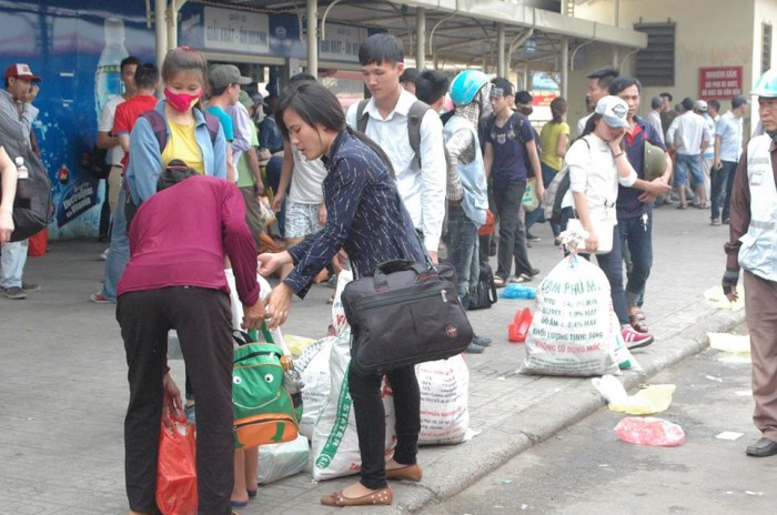 nguoi dan tro ve thu do duong tac ben xe qua tai