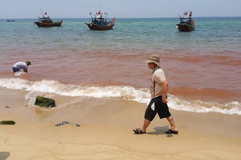 Xuất hiện vệt nước màu đỏ ở biển Quảng Bình