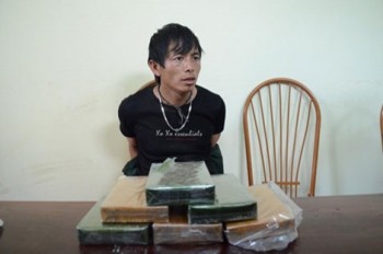 Đối tượng người Lào vượt biên buôn 6 bánh heroin