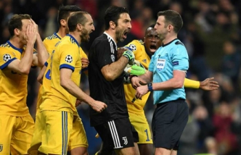 UEFA xử phạt Buffon vì thóa mạ trọng tài