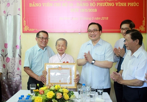 Bí thư Thành uỷ Hà Nội trao Huy hiệu 80 năm tuổi Đảng cho hai đảng viên