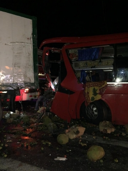 Xe khách tông vào đuôi container, 12 người bị thương