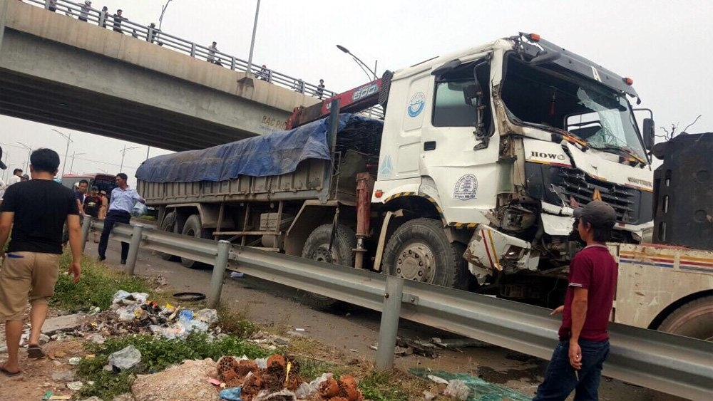 Xe tải đâm xe khách trên cao tốc Hà Nội-Bắc Giang, 8 người thương vong 
