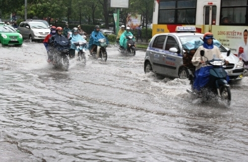 Bão số 2 vào đất liền, đường phố Hà Nội biến thành sông