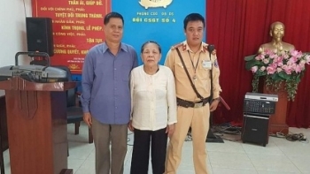 Hà Nội: CSGT tìm người thân giúp cụ bà 85 tuổi đi lạc