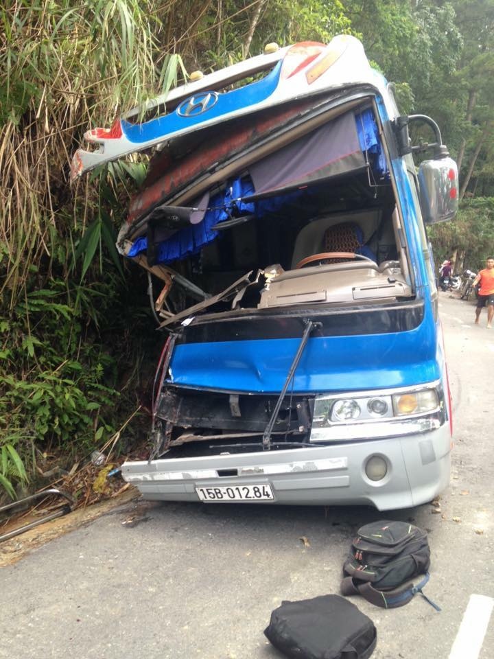 Tam Đảo: Xe khách 45 chỗ đâm vào vách núi, 1 người tử vong, 5 người bị thương