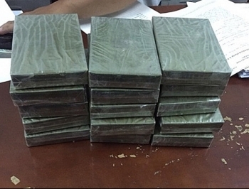 Lạng Sơn: Bắt “nữ quái” vụ giấu 12 bánh heroin trên gác bếp