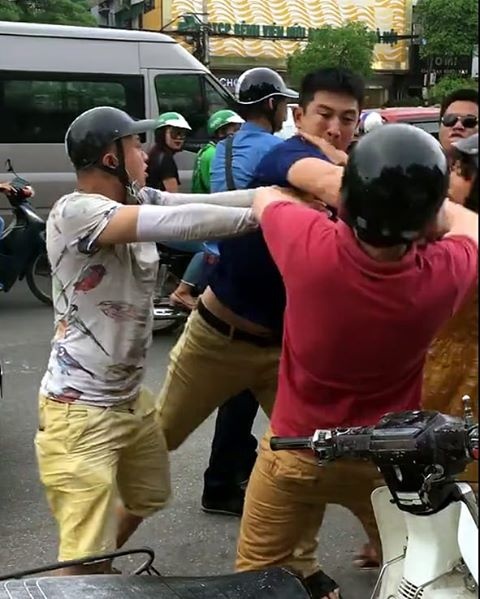 Hà Nội: Tạm giữ 2 đối tượng hành hung người ngoại quốc do va chạm giao thông