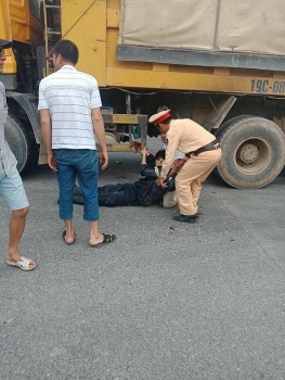 Phú Thọ: Đi chữa cháy về, lính cứu hoả bị xe tải cán nát tay
