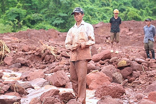 Mưa lũ khiến 3 quả núi đổ ụp xuống thung lũng, vùi lấp 5 người dân