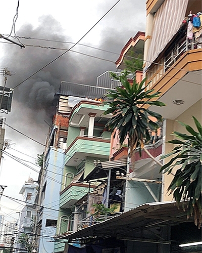 Khu phố Sài Gòn náo loạn khi nhà 4 tầng cháy ngùn ngụt