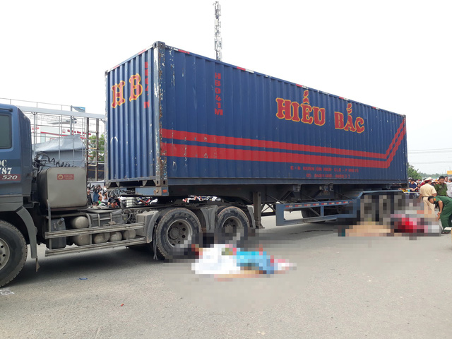 hai vo chong tu vong duoi banh xe container be trai 10 tuoi nguy kich