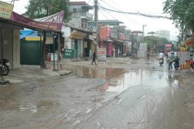 Hà Nội: Vỡ đường ống, khu dân cư mất nước sinh hoạt