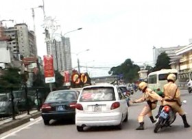 Khởi tố tài xế “xe điên” tông vào cảnh sát giao thông