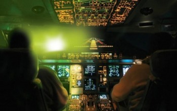 Đề nghị xử lý hình sự hành vi chiếu tia laze vào máy bay