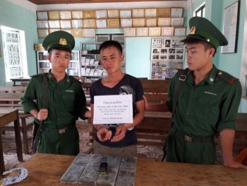 Thanh niên người Mông vận chuyển 8 bánh heroin