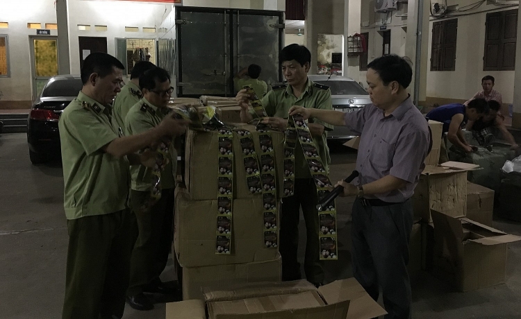 Lạng Sơn: Đột kích hai kho mỹ phẩm nhập lậu