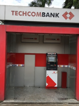 Cây ATM của ngân hàng Techcombank bị trộm cạy phá