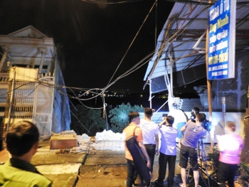 "Hà Bá" sông Đà nuốt chửng nhiều ngôi nhà trong đêm