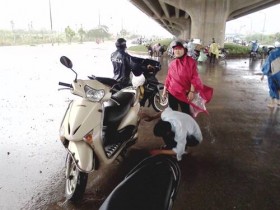 Hà Nội: Đường thành sông, dịch vụ sửa xe máy "kiếm đậm"