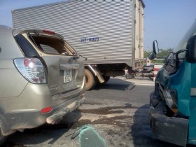Tai nạn ô tô liên hoàn trên cầu Thanh Trì