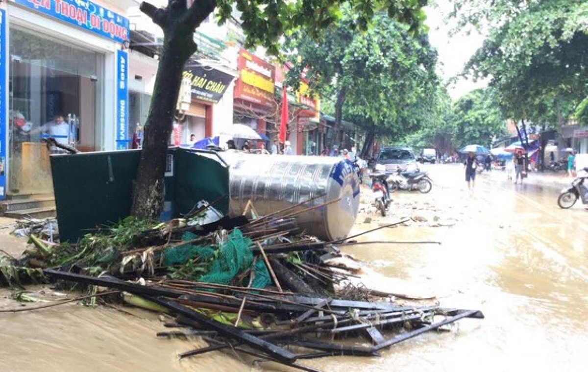 Vỡ đập, thị trấn Tuần Giáo mênh mông nước