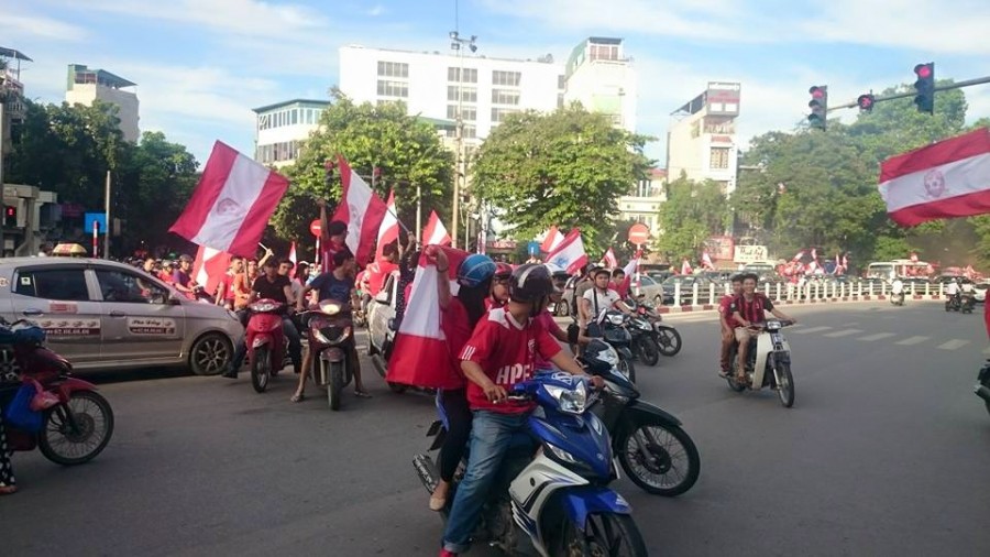 CĐV bóng đá Hải Phòng làm náo loạn đường phố Hà Nội