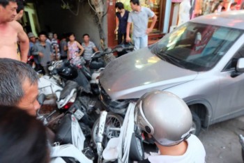Ô tô mất lái tông gần chục xe máy trên đường Kim Mã