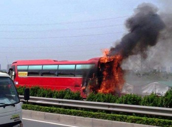 Cháy xe khách trên cao tốc Pháp Vân - Cầu Giẽ