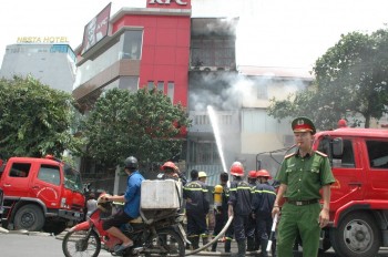 Hà Nội: Cháy nhà trên đường Lê Duẩn