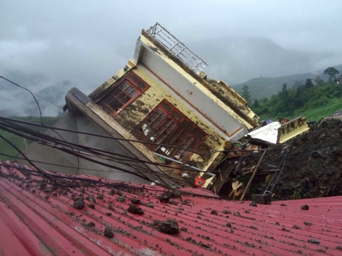 lao cai sat lo dat 3 ngoi nha bi sap nghieng