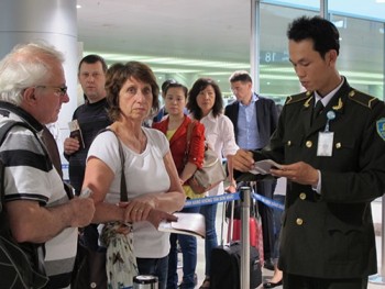 Mỗi tuần, an ninh sân bay Nội Bài phát hiện 20 vụ bỏ quên tài sản