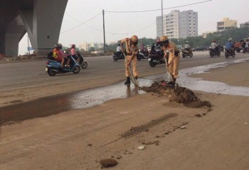 CSGT kịp thời dọn vệt bùn hàng chục mét trên quốc lộ