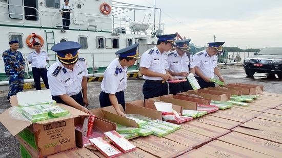 Cảnh sát biển bắt giữ gần 68.000 bao thuốc lá lậu