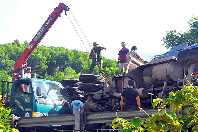 container dau dau hai tai xe tu vong