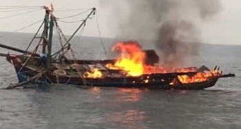 Tàu cá cháy ngùn ngụt, 7 ngư dân may mắn thoát chết