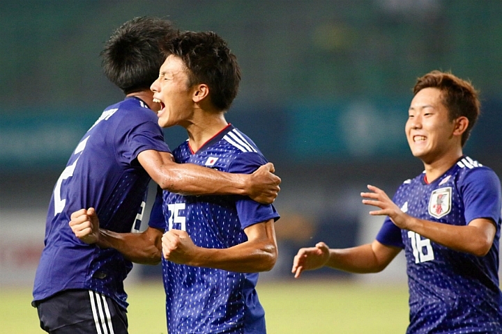 Nhật Bản tiễn Malaysia về nước bằng quả phạt đền cuối trận