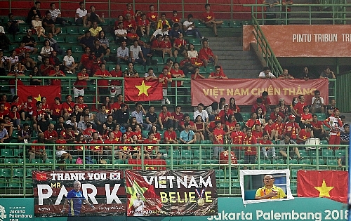 Cổ động viên Việt Nam đổ sang Indonesia xem bóng đá