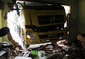 Ba người thoát chết hy hữu khi xe tải tông sập nhà