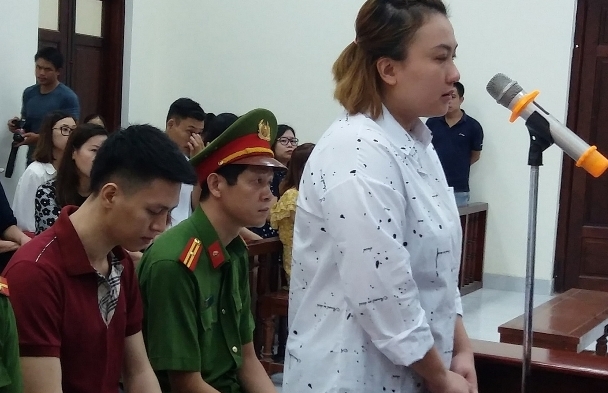 Hà Nội: Đang xử vụ bố đẻ và mẹ kế hành hạ bé trai 10 tuổi dã man
