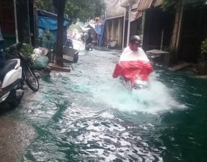 Hà Nội: Không phải lần đầu xuất hiện phố ngập nước màu xanh