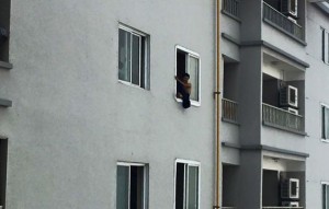 Thanh niên "ngáo đá" vắt vẻo trên cửa sổ tầng 21