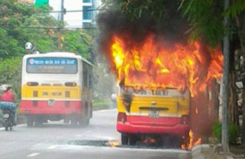 Hà Nội: Sau tiếng nổ lớn, xe buýt bốc cháy dữ dội