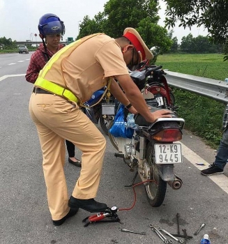 Nhiều xe thủng lốp vì “đinh tặc” trên cao tốc Hà Nội - Bắc Giang