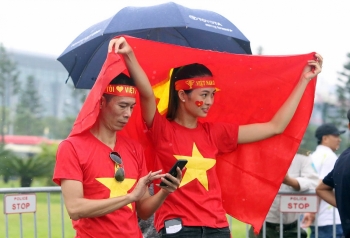 U23 Việt Nam bảnh bao trong bộ vest, đặt chân xuống sân bay Nội Bài