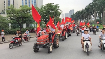CĐV lái máy cày đến "phi trường" đón đội tuyển Olympic Việt Nam