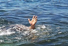 Xuống thuyền lấy mũ cho bố, bé trai 6 tuổi bị đuối nước